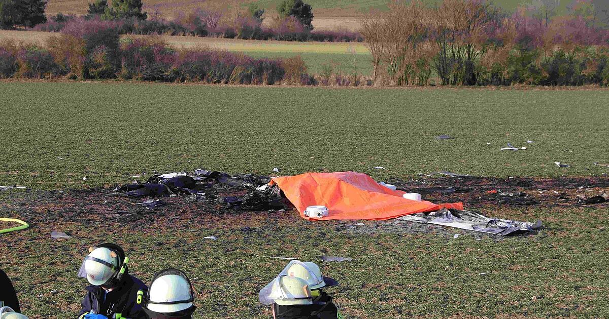 Flugzeug stürzt ab und geht in Flammen auf: Pilot stirbt in Unterfranken