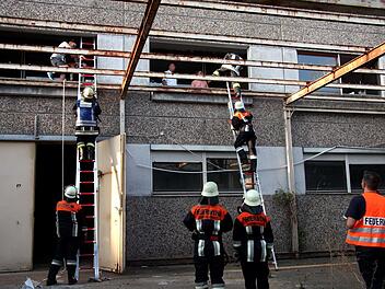 Der Fluchtweg über das Treppenhaus war durch den Rauch versperrt - die Personen mussten über Leitern gerettet werden. Richard Sänger