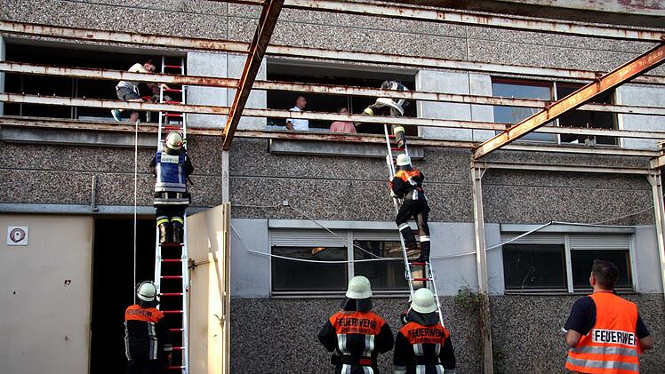 Der Fluchtweg über das Treppenhaus war durch den Rauch versperrt - die Personen mussten über Leitern gerettet werden. Richard Sänger