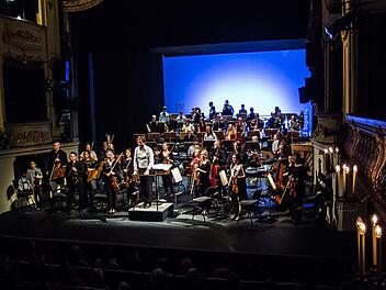 Toller Auftritt: Schüler und Jugendliche musizierten beim Mitmachkonzert im Landestheater Coburg unter Leitung von Dominik Tremel mit den Profis des Philharmonischen Orchesters.Foto: Jochen Berger