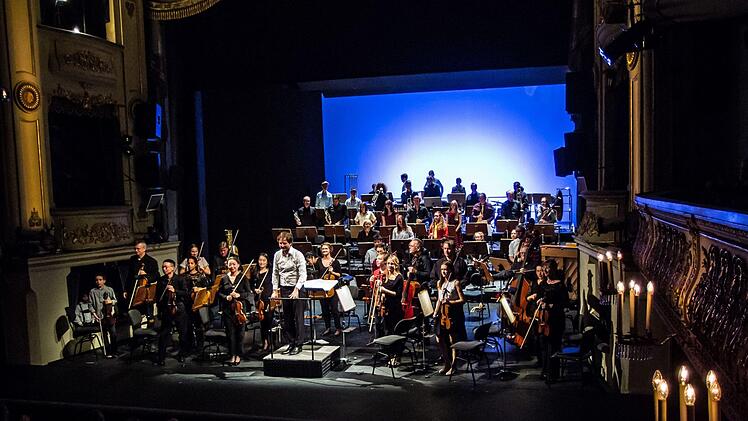 Toller Auftritt: Schüler und Jugendliche musizierten beim Mitmachkonzert im Landestheater Coburg unter Leitung von Dominik Tremel mit den Profis des Philharmonischen Orchesters.Foto: Jochen Berger