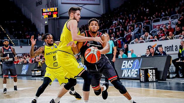 Augustine Rubit (rechts) zieht zum Korb und wird von Antwerpens Yoeri Schoepen gefoult. Foto: Daniel Lob