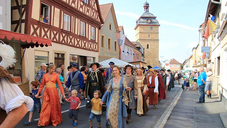 Im Zug liefen auch Mitarbeiter der Stadt und der Stadtrat mit.