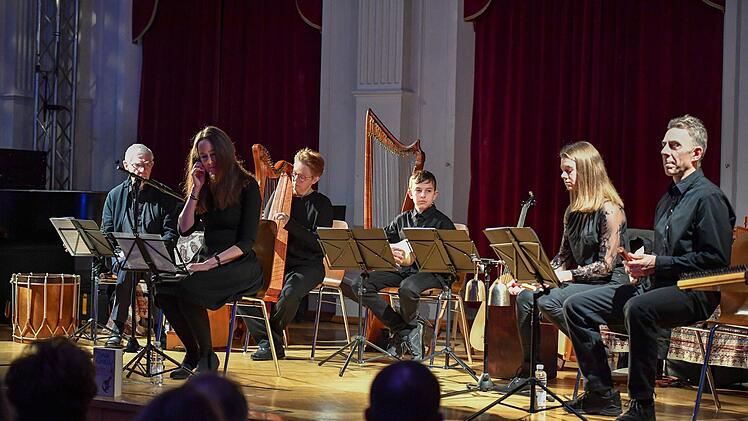 Tanja Kinkel (Zweite von links) mit der Capella Antiqua Bambergensis in der Aula des Franz-Ludwig-Gymnasiums Foto: Ronald Rinklef
