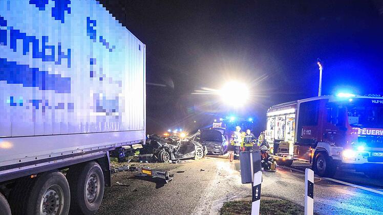 Bei einem schweren Unfall am Freitagabend (23. Oktober 2020) ist  22-jähriger Autofahrer auf der A7 in Unterfranken lebensgefährlich verletzt worden.