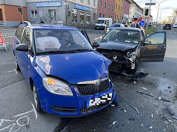 Verkehrsunfall im Berufsverkehr: Zwei Fahrzeuge auf Kreuzung kollidiert