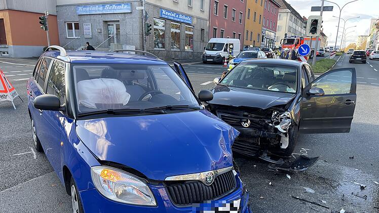 Verkehrsunfall im Berufsverkehr: Zwei Fahrzeuge auf Kreuzung kollidiert