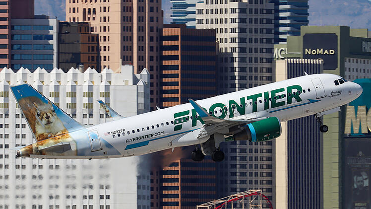 Frontier Airbus A320 in Las Vegas vor der Casino-Skyline