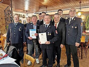 Die Freiwillige Feuerwehr Großenhül zeichnete verdiente Mitglieder aus.