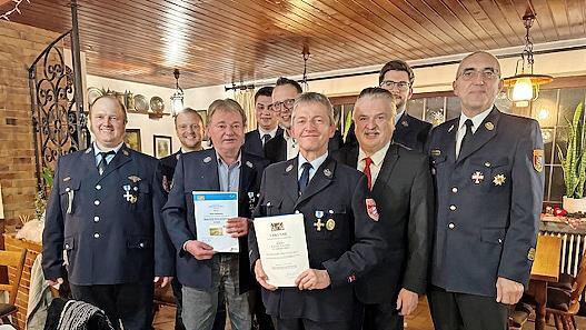 Die Freiwillige Feuerwehr Großenhül zeichnete verdiente Mitglieder aus.