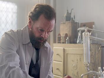 Die Faszinantion des Sprengstoffs lie&szlig; Nobel zeitlebens nicht los. In seinem Terstament verf&uuml;gte er jedoch, dass es f&uuml;r alle, "die der Menschheit den gr&ouml;&szlig;ten Nutzen geleistet haben", den nach ihm benannten "Nobelpreis" geben sollte. Neben Medizin, Physik, Chemie und Literatur gibt es seit 1901 auch den f&uuml;r einen wichtigen Beitrag zum Frieden.