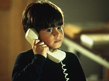 Obwohl der Architekt Sam Baldwin (Tom Hanks) den Tod seiner Frau noch nicht verwunden hat, sucht sein Sohn Jonah (Ross Malinger, Bild) eine neue Frau f&uuml;r ihn.