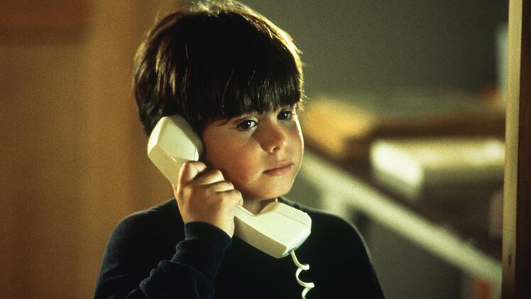 Obwohl der Architekt Sam Baldwin (Tom Hanks) den Tod seiner Frau noch nicht verwunden hat, sucht sein Sohn Jonah (Ross Malinger, Bild) eine neue Frau f&uuml;r ihn.