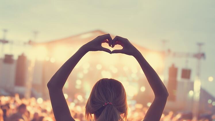 She loves this band! Menschenmenge, die sich auf einem Musikfestival vergn&uuml;gt, Konzert, Herz, Festival, Sommer