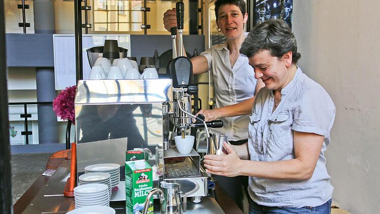 Auf Bitten der VHS-Leitung versorgen Ina Kudlich und Sonia Al-Kass (vorne) mit ihrer mobilen Espressobar die Kursteilnehmer mit Kaffeespezialitäten und mehr.