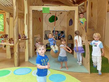 Die neue Bewegungslandschaft wurde auch von den Kindern ausgiebig und neugierig in Augenschein genommen. Fotos: Dieter Hübner