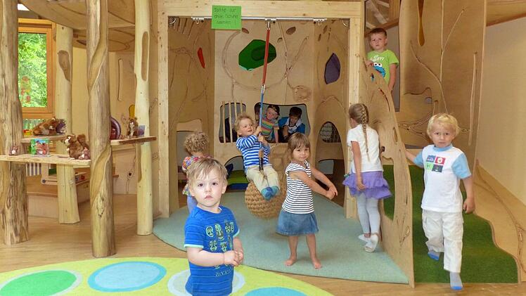 Die neue Bewegungslandschaft wurde auch von den Kindern ausgiebig und neugierig in Augenschein genommen. Fotos: Dieter Hübner