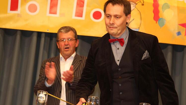Bürgermeister Roland Wolfrum versenkt den Tischtennisball im Glas.