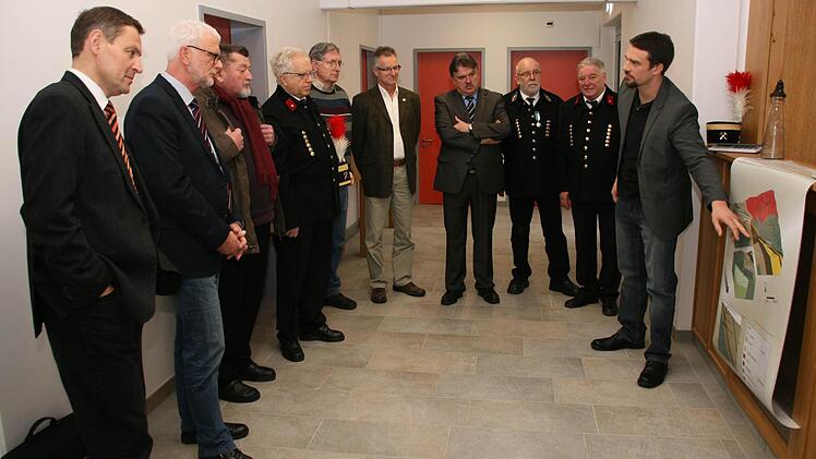 Überraschendes präsentierte Stefan Höhn (rechts) am Freitag in Kupferberg. Seine Zuhörer (von links): Klemenz Angermann vom Landratsamt, Eckhard Wiltsch, Leiter der Oberfrankenstiftung, Bürgermeister Hans-Joachim Hösch, Harald Michel vom Museumsverein, Bergbau-Ingenieur Bodo Lorenz, Professor Hartwig Frimmel, Landrat Klaus Peter Söllner sowie Vorsitzender Heinz Kliesch und Fred Jansch vom Museumsverein. Foto: Matthias Beetz