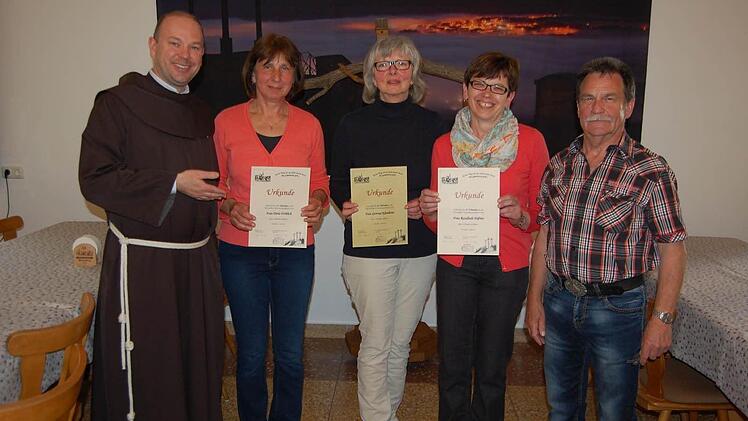Pater Stanislaus gratulierte mit Reiner Herold (rechts), die Geehrten Doris Fröhlich, Gertrud Kleinhenz und Rosalinde Häfner.