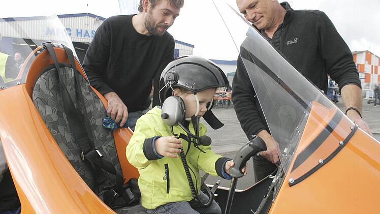 "Was macht man nur mit dem Hebel", scheint der kleine Jan zu fragen. Rechts Bernhard Pauseback, der auch Stefan Riedl seinen "Gyro-Copter" etwas näher bringt.