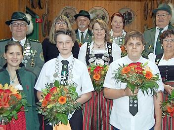 Das Königshaus 2016 mit 1. Schützenmeister Dietmar Mayer (links), Jugendkönig Sven Zapf (3. von links), Königin Melanie Voll (5. von rechts). Nicht auf dem Foto Schützenkönig Patrick Erhard, der berufsbedingt abwesend war. Foto: Andreas Welz