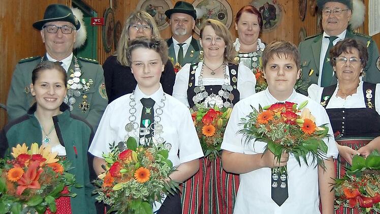 Das Königshaus 2016 mit 1. Schützenmeister Dietmar Mayer (links), Jugendkönig Sven Zapf (3. von links), Königin Melanie Voll (5. von rechts). Nicht auf dem Foto Schützenkönig Patrick Erhard, der berufsbedingt abwesend war. Foto: Andreas Welz