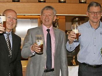 Prost: Landrat Johann Kalb (Mitte) bei einem Bier-Termin  Foto: Werner Baier