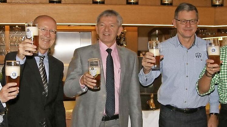 Prost: Landrat Johann Kalb (Mitte) bei einem Bier-Termin  Foto: Werner Baier