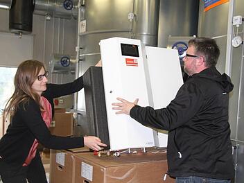 Lisa Badum von Naturstrom und Marc Benker von der "Zukunftsenergie Marktschorgast" haben noch viel vor. Im Heizhaus lagern derzeit jede Menge Hausanschlüsse.