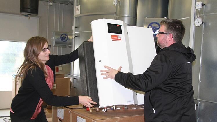 Lisa Badum von Naturstrom und Marc Benker von der "Zukunftsenergie Marktschorgast" haben noch viel vor. Im Heizhaus lagern derzeit jede Menge Hausanschlüsse.