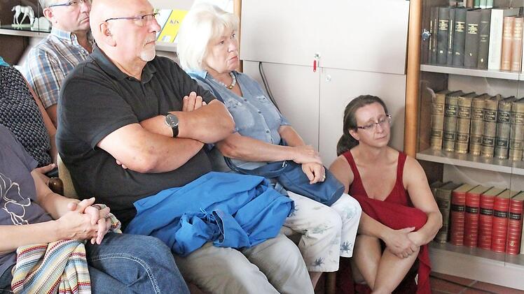 Der Saal war voll. In gewisser Weise blieb nicht einmal Museumsleiterin Adelheid Waschka ein bestuhlter Sitzplatz übrig.  Foto: Markus Häggberg