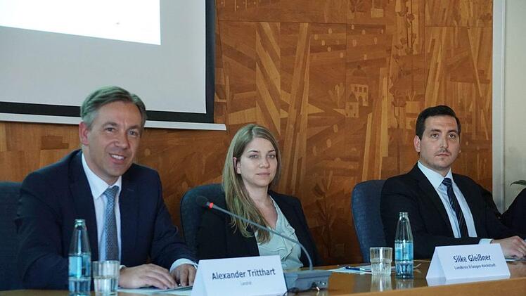 Landrat Tritthart (l.) hatte zum 33. Ausbildungsforum geladen. Seit 2002 gibt es diese Veranstaltung im Landkreis Erlangen-Höchstadt. Ursprünglich dazu gedacht, die damals angespannte Situation auf dem Ausbildungsmarkt zu verbessern, will das Forum heute den Dialog zwischen Verantwortlichen aus Wirtschaft, Gewerkschaften, Schulen, Arbeitsagentur und Kammern fördern.  Foto: Pascale Ferry