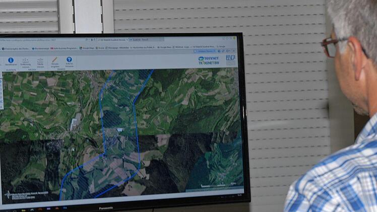 Details zu den Trassenkorridoren konnten auf dem Bildschirm aus dem Online-Planungstool WebGIS abgerufen werden. Foto: Walter Dörr