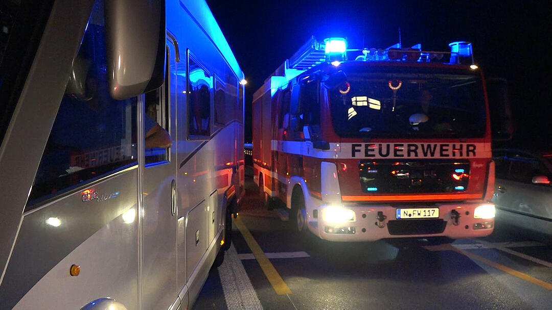 Feuerwehrleute werden zu FuÃügängern auf der Autobahn - und bleiben dennoch stecken