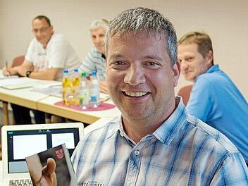 In der Gemeinde Gädheim gibt es jetzt einen Bürgerdienst, den Bürgermeister Peter Kraus (im Bild) zusammen mit dem bereits verteilten Flyer in der Sitzung des Gemeinderats vorstellte.  Foto: Ulrike Langer