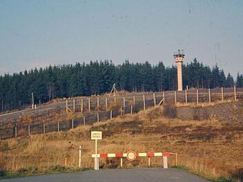 Archivbild der Grenze zur DDR am Ortsausgang von Tettau.  Foto: Manfred Suffa