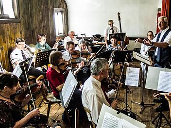 Der Musizierkreis Neustadt gestaltet ein weihnachtliches Konzert zum 1. Advent. Das Foto zeigt einen Auftritt im Rahmen der Kaffeehausmusiken in Meilschnitz.Foto Archiv/Jochen Berger