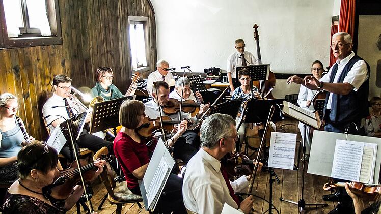 Der Musizierkreis Neustadt gestaltet ein weihnachtliches Konzert zum 1. Advent. Das Foto zeigt einen Auftritt im Rahmen der Kaffeehausmusiken in Meilschnitz.Foto Archiv/Jochen Berger