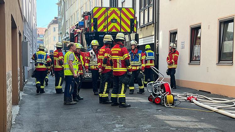 Verpuffung in Würzburg: Arbeiter beschädigen wichtige Leitung