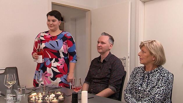 Vicky (links) hat bei ihrem Essen alles Tierische f&uuml;r Lisa (nicht im Bild) ersetzt - nur beim Wein hat sie nicht auf das Label "vegan" geachtet.