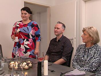 Vicky (links) hat bei ihrem Essen alles Tierische f&uuml;r Lisa (nicht im Bild) ersetzt - nur beim Wein hat sie nicht auf das Label "vegan" geachtet.