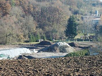 Das Kläranlagenwerk in Hohnhausen wird am Donnerstag freigegeben. Im Hintergrund die Hühnerstation von Robert Schneider. Foto: Gerhard Schmidt