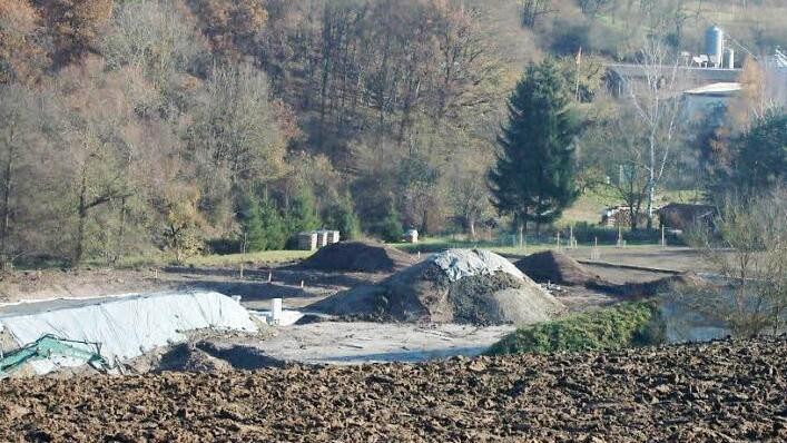 Das Kläranlagenwerk in Hohnhausen wird am Donnerstag freigegeben. Im Hintergrund die Hühnerstation von Robert Schneider. Foto: Gerhard Schmidt