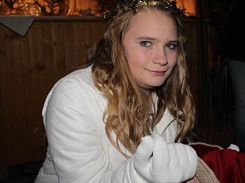 Das Christkind Hannah Gäbelein eröffnete gestern den Kulmbacher Weihnachtsmarkt. Fotos: Vanessa Schneider