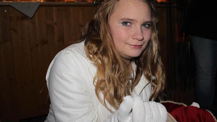 Das Christkind Hannah Gäbelein eröffnete gestern den Kulmbacher Weihnachtsmarkt. Fotos: Vanessa Schneider