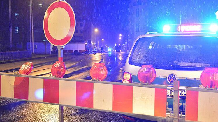Wasserrohrbruch am Schönleinsplatz. Die Straßen um den Schönleinsplatz sind gesperrt. Foto: Ronald Rinklef