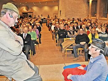 Bis auf den letzten Platz besetzt war das Abteigebäude im Kloster Maria Bildhausen beim Auftritt von Fredi Breunig und Martin Wachenbrönner als Eustach und Gotthold. Foto: Hanns Friedrich