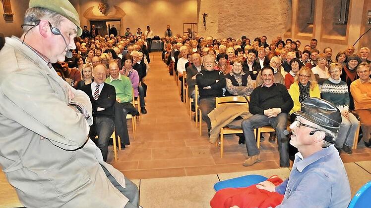 Bis auf den letzten Platz besetzt war das Abteigebäude im Kloster Maria Bildhausen beim Auftritt von Fredi Breunig und Martin Wachenbrönner als Eustach und Gotthold. Foto: Hanns Friedrich