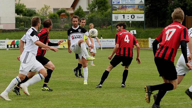 FC-Kapitän Daniel Rinbergas (3. Von links) setzt hier seinen Torschuss zum 2:0 an; Thorsten Schlereth (links) und Fabian Benkert (rechts). Foto: Günther Geiling